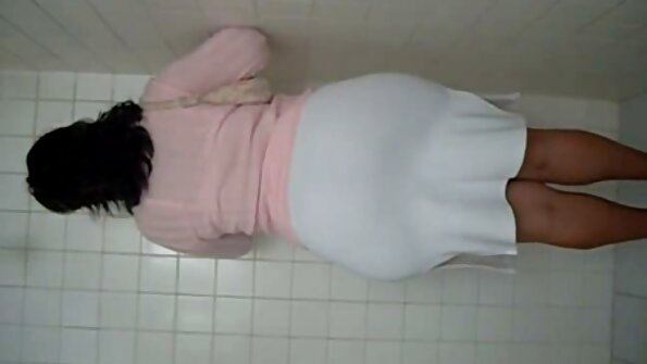 അടിവസ്ത്രങ്ങൾ വെളിപ്പെടുത്തുന്ന ഒരു വലിയ കഴുത ബിംബോ കഠിനമായി ചതിക്കുന്നു