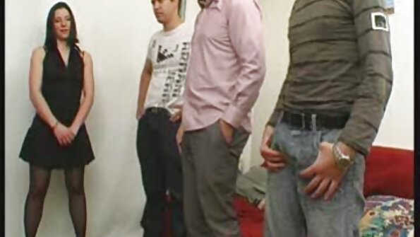 ഒരു വലിയ കഴുത ബിച്ച് അവളുടെ കാലുകൾ വിടർത്തുമ്പോൾ അവളുടെ പുരുഷനെ ഭയങ്കരനാക്കുന്നു