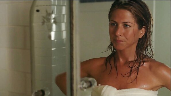 നല്ല ഉരുണ്ട നിതംബമുള്ള ഒരു ബിംബോ അവളുടെ കഴുതയിൽ ഗുദ ലൈംഗികത അനുഭവിക്കുന്നു