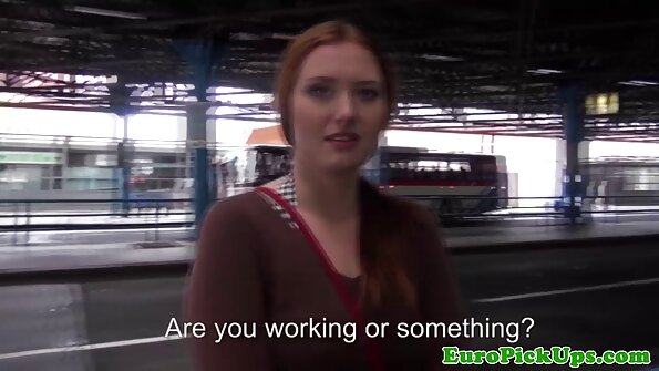 ചെറിയ മുലകളുള്ള ഒരു ബിംബോ അവളുടെ മുട്ടുകുത്തി, ഒരു വലിയ കോഴി സ്വീകരിക്കുന്നു