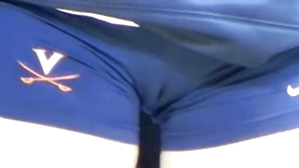 ഒരു സുന്ദരി അവളുടെ മുകൾഭാഗം മുകളിലേക്ക് ഉയർത്തി അവളുടെ പാവാട നീക്കം ചെയ്യുന്നു