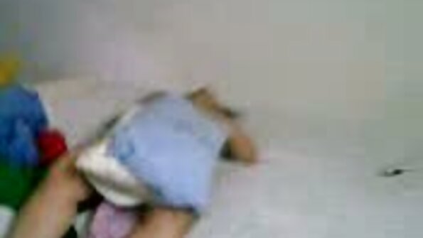 ഞരക്കം മുഴക്കുന്ന ഒരു സുന്ദരി കുണ്ണയിൽ ഇടിക്കുന്നു