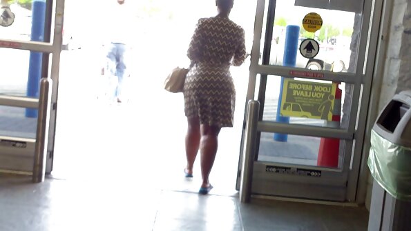 കണ്ണട വെച്ച ഒരു സുന്ദരി അവളുടെ സുഹൃത്ത് ലൈബ്രറിയിലേക്ക് തുളച്ചുകയറുന്നു