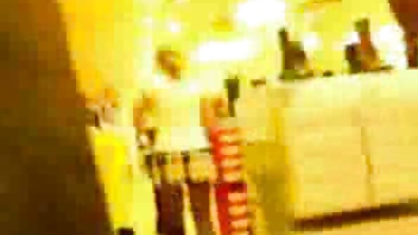 ഒരു സുന്ദരി അടുക്കളയിൽ ഒരു സുന്ദരിയുമായി, പൂസി നക്കിക്കൊണ്ടിരിക്കുന്നു