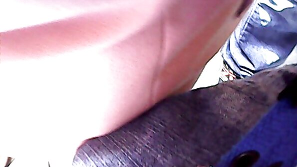 അതിശയകരമായ മുലകളുള്ള ഒരു ബസ്റ്റി ബ്രൂണറ്റ് അമച്വർ ഒരു ഡിക്കിൽ ഇരിക്കുന്നു