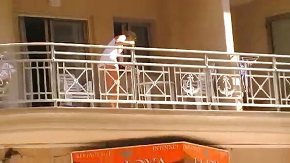 സെക്‌സി പുസിയുള്ള ഒരു ബസ്റ്റി സ്ത്രീക്ക് ഹാർഡ് ഡിക്ക് ലഭിക്കുന്നു