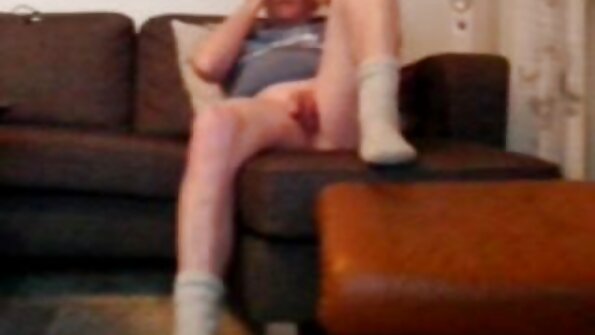 നനഞ്ഞ പൂറുള്ള ഒരു കോഴിക്കുഞ്ഞ് മസാജ് ടേബിളിൽ തുളച്ചുകയറുന്നു