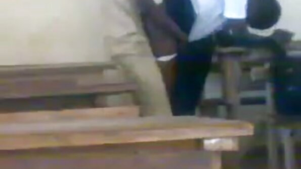 മെടഞ്ഞ പിഗ്‌ടെയിലിൽ സുന്ദരിയായ പെൺകുട്ടി യഥാർത്ഥത്തിൽ ഒരു ഗുദ സ്ലട്ട് ആണ്