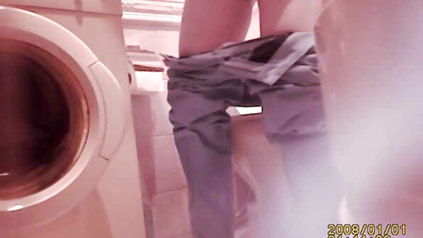 സാഹസികനായ കോഴിക്കുഞ്ഞ് വലിയ ഡിൽഡോകളെ ചതിക്കുകയും അത് ഇഷ്ടപ്പെടുകയും ചെയ്യുന്നു