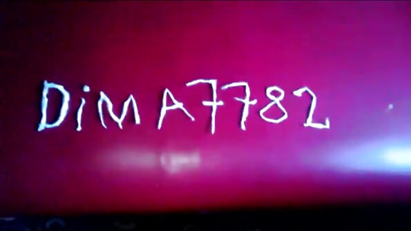 മുറുകെ പിടിച്ച ഒരു പെൺകുട്ടി അവളുടെ നനഞ്ഞ പൂറ്റിൽ ചപ്പി വലിച്ചു