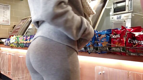 മെലിഞ്ഞ ശരീരമുള്ള അമേച്വർ അവളുടെ കഴുതയെ സെക്‌സിയും ചൂടുള്ളതുമായ രീതിയിൽ ചലിപ്പിക്കുന്നു