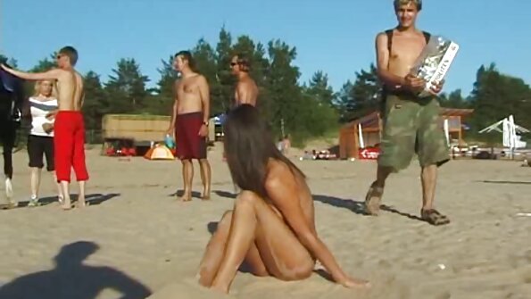 ചുറ്റും കുതിച്ചുകയറുന്ന വലിയ മുലകളുള്ള ഒരു മിൽഫ് അവളുടെ കിടക്കയിൽ ചരിഞ്ഞിരിക്കുന്നു