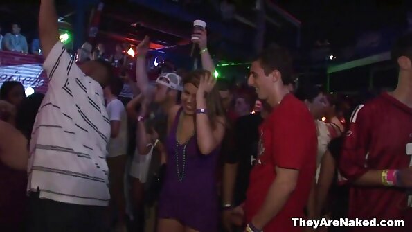 ആംഗി മൂണിന് ഇരട്ട തുളച്ചുകയറാനുള്ള ചില നാഡികളുണ്ട്