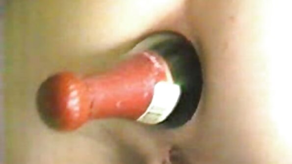 അവളുടെ സ്റ്റോക്കിംഗ്‌സ് ഉള്ള ഒരു സുന്ദരിയായ സുന്ദരി അടിക്കപ്പെടുന്നു