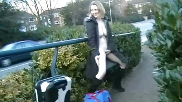 ഒരു സെക്‌സി സ്ത്രീയെ സോഫയിൽ ഒരേസമയം നിരവധി പുരുഷന്മാർ ഭോഗിക്കുന്നു