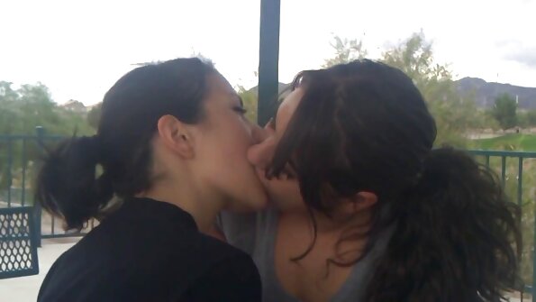 ഒരു കൗമാരക്കാരി ഒരു ത്രീസോമിനായി വായ തുറക്കുന്നു, അവൾ നന്നായി മുലകുടിക്കുന്നു