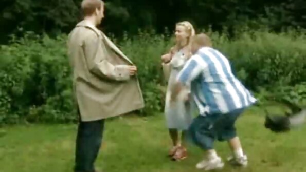 വലിയ കഴുത സ്ത്രീകൾക്ക് പുരുഷനുമായി ത്രീസോമിൽ ഗുദ ലൈംഗികത ഇഷ്ടപ്പെടുന്നു