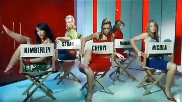 വലിയ മുലകൾ ഉള്ള ഒരു സുന്ദരിയായ മുത്തശ്ശി അവളുടെ നനഞ്ഞ കുണ്ണയിൽ മയങ്ങുന്നു