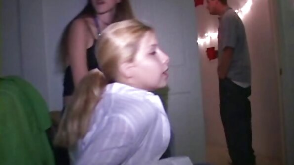 മുലകുടിക്കുന്ന കോഴിയെ ഇഷ്‌ടപ്പെടുന്ന ഒരു സുന്ദരി മേശപ്പുറത്തുണ്ട്, കഠിനമായി ശല്യപ്പെടുത്തുന്നു