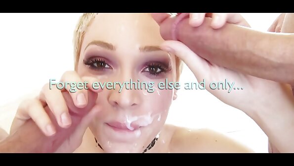 ഒരു പശുക്കുട്ടിയെപ്പോലെ ഒരു കോഴിയിൽ ഇരിക്കുന്ന ഒരു സുന്ദരിക്ക് ഒരു രതിമൂർച്ഛയുണ്ട്