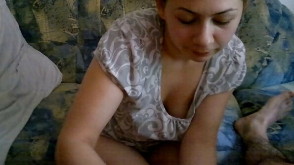 ഒരു ഫിറ്റ് കഴുതയുള്ള ഒരു സുന്ദരി അവളെ പൂർണ്ണമായി കൊള്ളയടിക്കാൻ രണ്ട് പുരുഷന്മാരെ നേടുന്നു