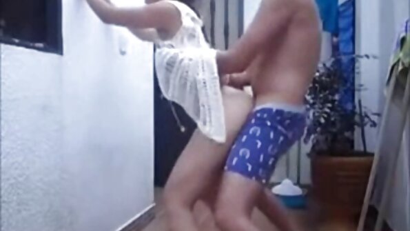 ഇന്ന് രണ്ട് കുഞ്ഞുങ്ങൾ പരസ്പരം ചുംബിക്കുന്നു, ഒരു കോഴിയും