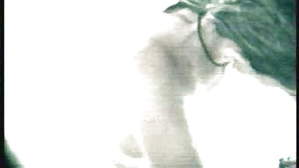 ആരാധ്യയായ കൗമാരപ്രായക്കാരി അവളുടെ പക്വതയുള്ള കാമുകന്റെ കോഴിയെ അനായാസം ഓടിക്കുന്നു