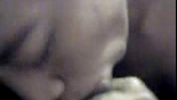 ഒരു മുത്തശ്ശിയും ഒരു കൗമാരക്കാരിയും കിടക്കയിൽ പരസ്പരം ചൂടുള്ള കാര്യങ്ങൾ ചെയ്യുന്നു