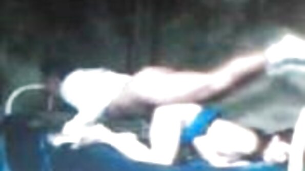 മെലിഞ്ഞ ശരീരമുള്ള ഒരു ചൂടൻ വിദ്യാർത്ഥി കട്ടിലിൽ കിടന്നുറങ്ങുന്നു