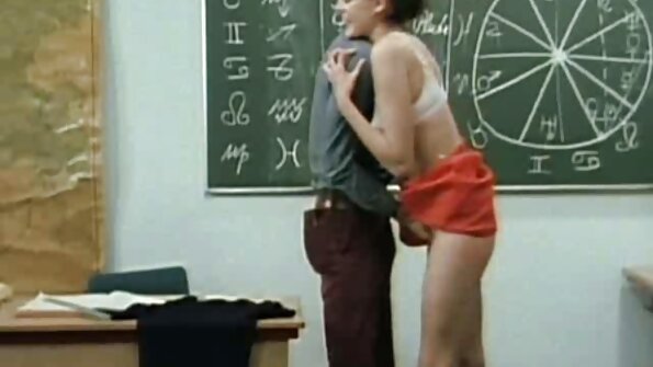 ഒരു വലിയ ചേട്ടൻ തന്റെ പെക്കറിനെ ചൂടുള്ള ഒരു ഏഷ്യൻ വളഞ്ഞ സ്ത്രീയിലേക്ക് തള്ളുന്നു