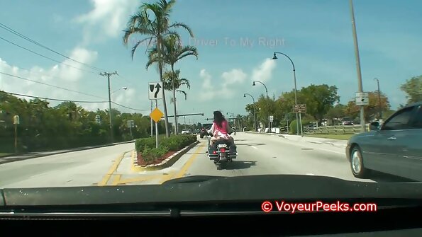 അതിശയിപ്പിക്കുന്ന സുന്ദരിയായ സെറിൻ സൈറൺ തറയിൽ സ്വയംഭോഗം ചെയ്യുന്നു