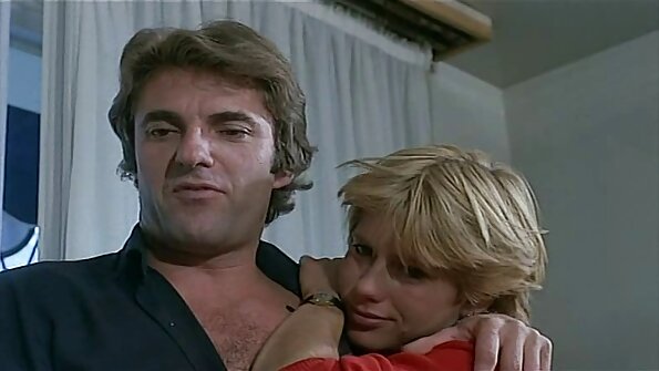 തടിച്ച വൃത്താകൃതിയിലുള്ള കഴുതയുള്ള ഒരു തടിച്ച സുന്ദരി അവളുടെ ചുണ്ടുകൾ കൊണ്ട് ഒരു വലിയ കോഴിയെ വലിച്ചു കുടിക്കുന്നു