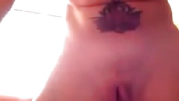 കാക്കമുടിയുള്ള, ചൂടുള്ള പൂറ്റുള്ള ഒരു പെൺകുട്ടിയെ ഒരു വലിയ കോഴി തുളച്ചുകയറുന്നു