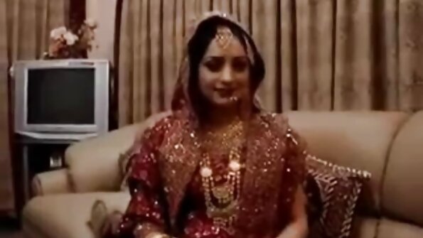 നല്ല വലിയ മുലകളുള്ള ഒരു ചുവന്ന തല അവളുടെ പൂറിനെ വിശാലമായി വിടർത്തുന്നു