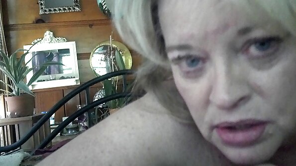 മെലിഞ്ഞ ഒരു സ്ത്രീ പുറത്ത് നഗ്നയാണ്, അവളെ ഒരു പുരുഷൻ കിടത്തുന്നു