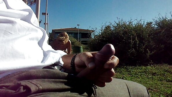 വർണ്ണാഭമായ സ്റ്റോക്കിംഗുകളിൽ സുന്ദരിയായ സുന്ദരിയായ സ്ലട്ട് ഗുദ ലൈംഗികതയിൽ ആസ്വദിക്കുന്നു