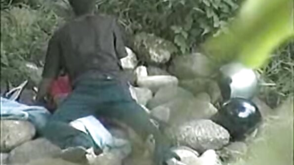 ബഡ്ഡി തന്റെ ഫാലസ് ഉപയോഗിച്ച് കാമുകിയുടെ കഴുതയിലേക്ക് തുളച്ചുകയറുന്നു