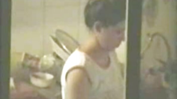 കൂറ്റൻ കോഴിയുമായി ഒരു മൊട്ടത്തലയൻ സോഫയിലിരുന്ന് ഒരു ചെറിയ വിക്‌സനെ ചതിക്കുന്നു