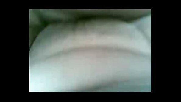 ഒരു വലിയ മുലയുള്ള തേൻ ഒരു പശുക്കുട്ടിയെപ്പോലെ കോഴിയെ ഓടിക്കുന്നു