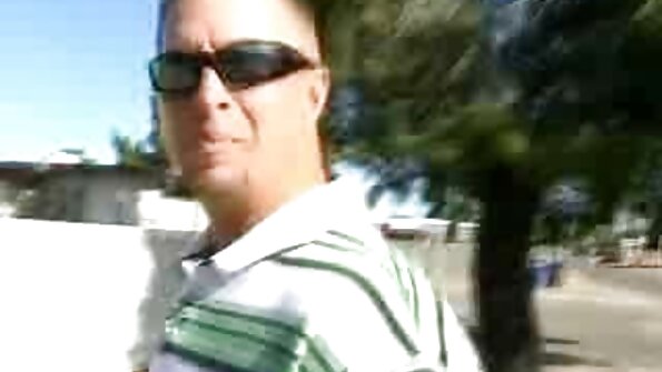 കണ്ണട ധരിച്ച ഒരു ബിംബോ തന്റെ കാമുകനെ സോഫയിലിരുന്ന് ഒരു ബ്ലോ ജോബ് നൽകുന്നു