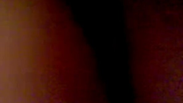 സെക്‌സി വൃത്താകൃതിയിലുള്ള കഴുതയുള്ള ഒരു ബിച്ച് മലദ്വാരത്തിൽ തുളച്ചുകയറുന്നു