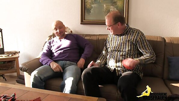 അവളുടെ ഫൈനൽ കടന്ന ഒരു സുന്ദരി ഡിക്ക് മുലകുടിക്കുകയും ഓടിക്കുകയും ചെയ്യുന്നു