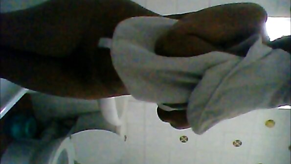 കാഠിന്യമുള്ള വൃത്താകൃതിയിലുള്ള കഴുതയുള്ള ഒരു സുന്ദരി കട്ടിയുള്ള വലിയ കോഴിയിൽ ഇരിക്കുന്നു