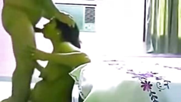 കോഴിയെ സ്നേഹിക്കുന്ന ഒരു ബസ്റ്റി ബിച്ച് ബ്ലോ ജോബിനിടെ അവളുടെ മുലക്കണ്ണുകളെ കളിയാക്കുന്നു