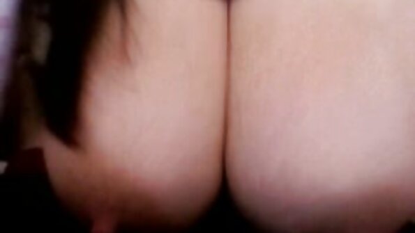 ഒരു വലിയ കഴുതയുള്ള ഒരു ബസ്റ്റി ബ്രൂണെറ്റ് അവളുടെ ആകാംക്ഷയുള്ള പങ്കാളിയെ ഭോഗിക്കുന്നു