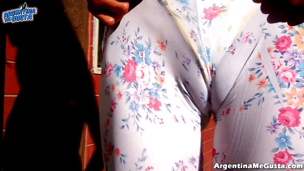 ഒരു കോഴിക്കുഞ്ഞ് അവളുടെ കുണ്ണയെ കൗണ്ടറിൽ വച്ച് നക്കി വലിക്കുന്നു