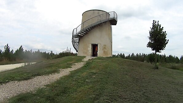 ചെറിയ ശരീരമുള്ള ഒരു ചൂടുള്ള അമച്വർ അവളുടെ കൈകൾ ഒരു ഡിക്കിൽ വയ്ക്കുന്നു
