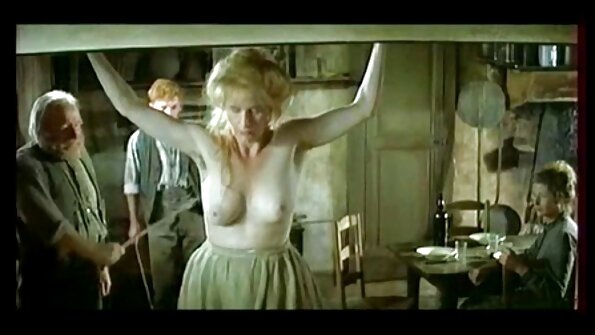 അവളുടെ മാംസളമായ പൂറിന്റെ ഉള്ളിൽ ചൂടുള്ള ഒരു സാധനം ചൂൽ പിടിപ്പിക്കുന്നു