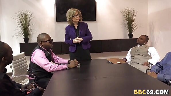 സുന്ദരിയായ ഒരു സുന്ദരിയെ പിന്നിൽ നിന്ന് ഒരു വലിയ ചേട്ടൻ തുളച്ചുകയറുന്നു