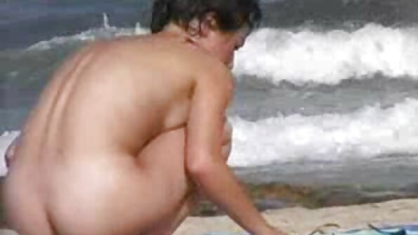 അവളുടെ മുടി നന്നായി വലിഞ്ഞുകൊണ്ടിരിക്കുമ്പോൾ ഒരു സെക്സി ബിച്ച് അവളുടെ കഴുതയെ കുലുക്കുന്നു